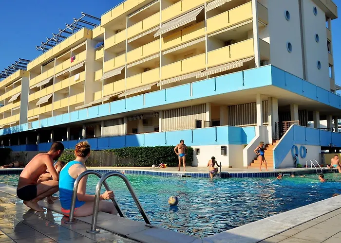 Luminous One Bedroom Flat With Side Sea View *