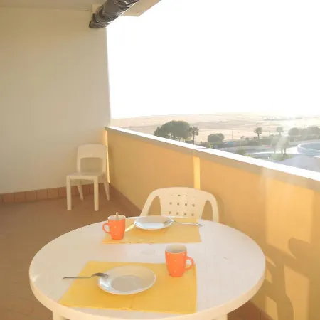 Luminous One Bedroom Flat With Side Sea View *