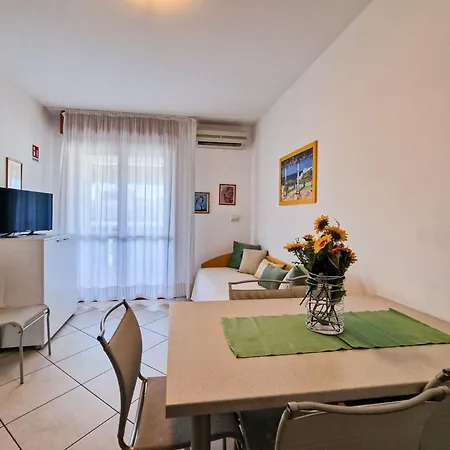 Luminous One Bedroom Flat With Side Sea View Апартаменты Бибионе