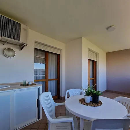 Luminous One Bedroom Flat With Side Sea View *