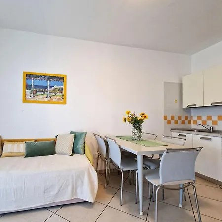 Luminous One Bedroom Flat With Side Sea View Бибионе