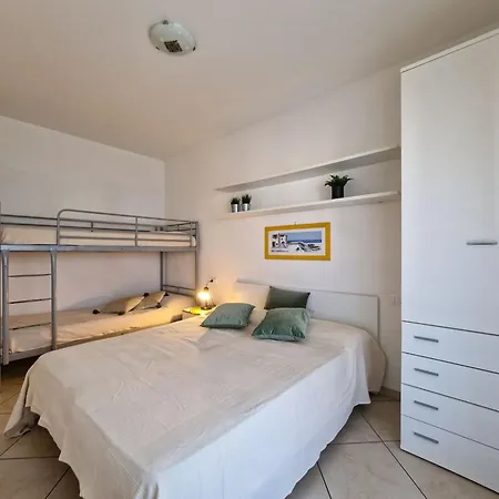 Luminous One Bedroom Flat With Side Sea View *