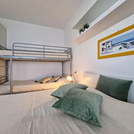 Luminous One Bedroom Flat With Side Sea View *