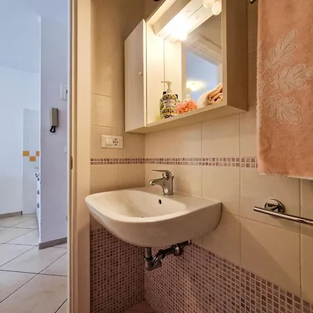 Апартаменты Luminous One Bedroom Flat With Side Sea View *