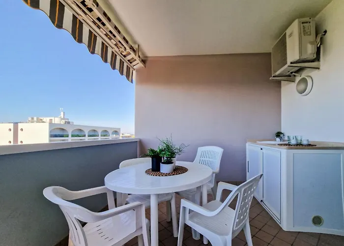 Daire Luminous One Bedroom Flat With Side Sea View *