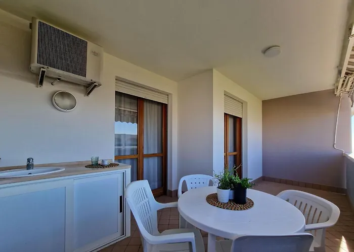 Luminous One Bedroom Flat With Side Sea View *