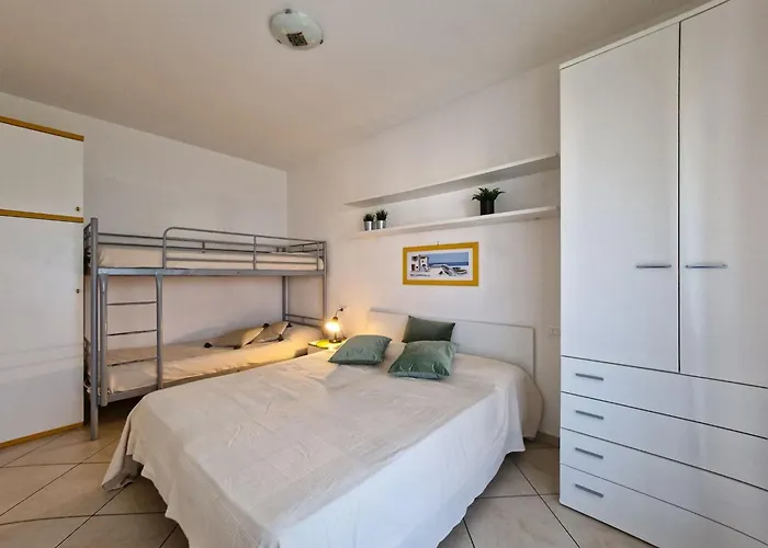 Luminous One Bedroom Flat With Side Sea View *