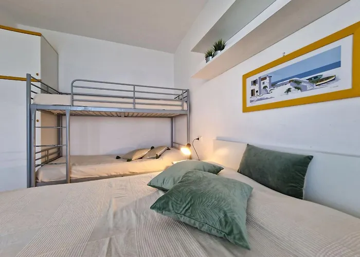 Luminous One Bedroom Flat With Side Sea View *